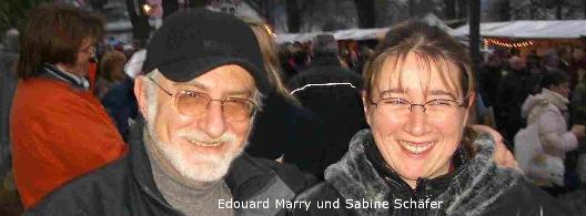 Edouard Marry und Sabine Schäfer stehen lächelnd in einer großen Menschenmenge.